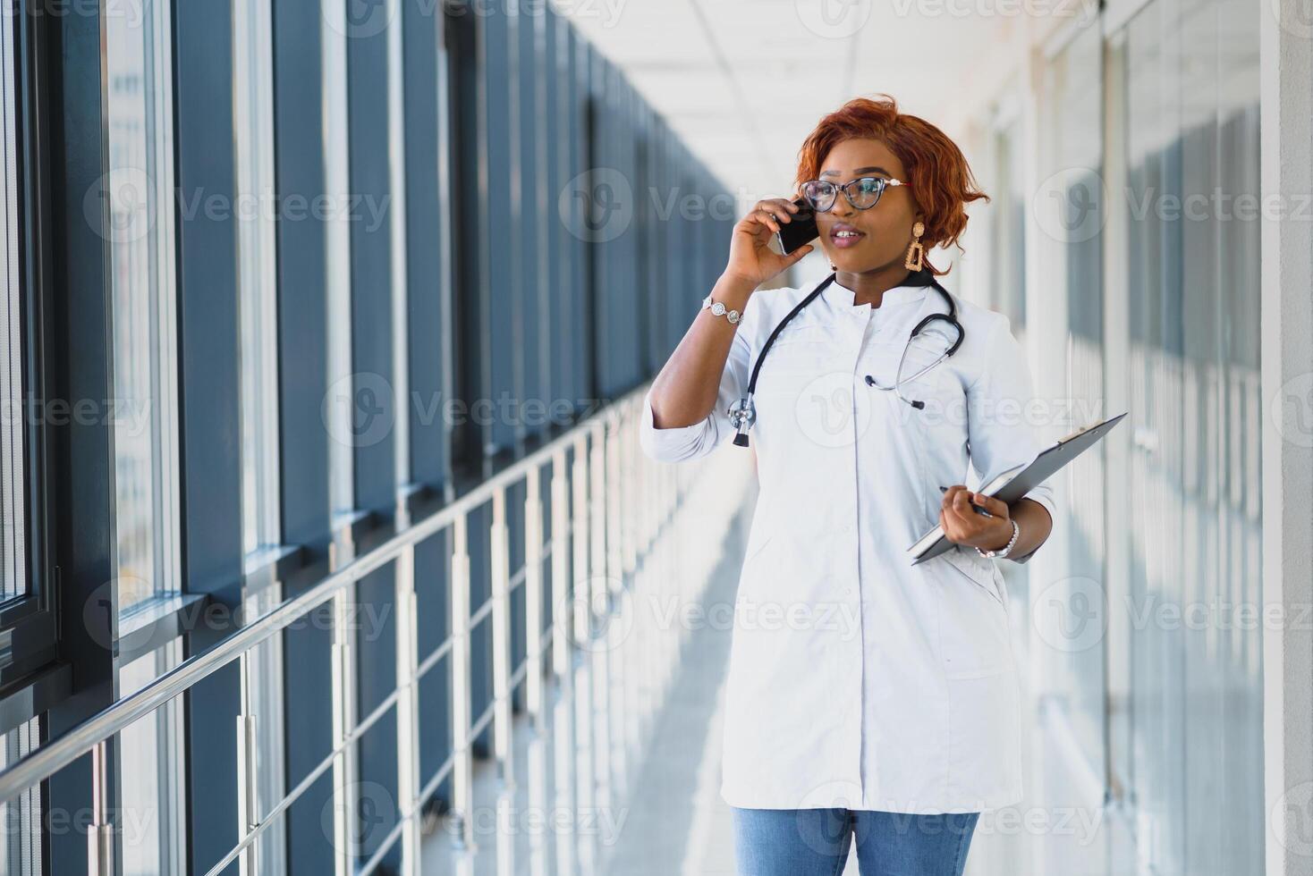 retrato de bonito africano médico doctor. africano americano médico en moderno clínica foto