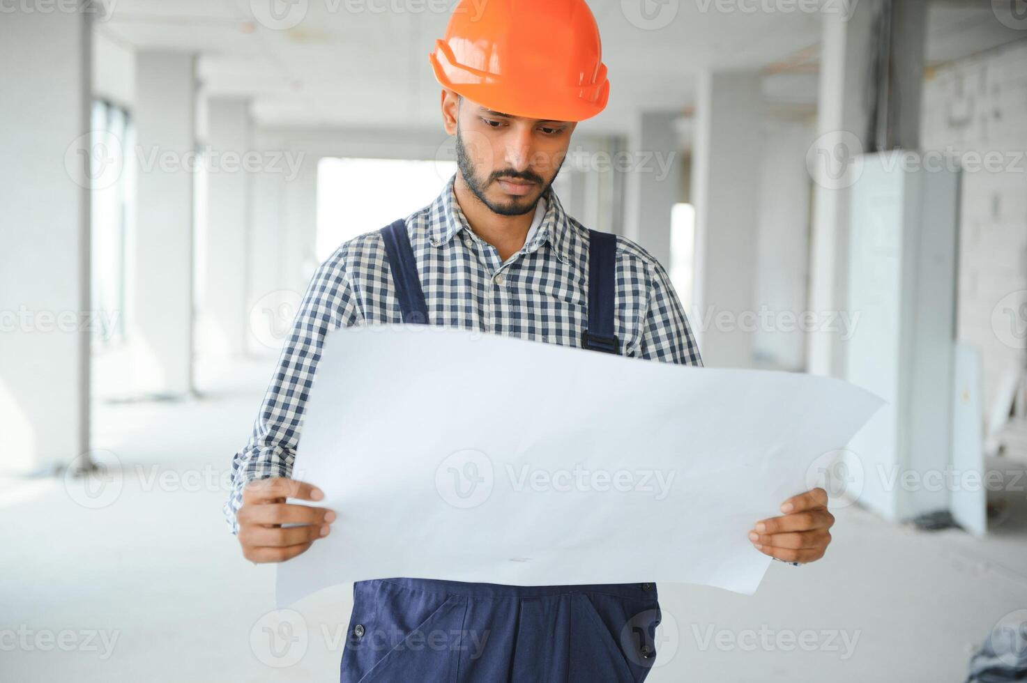 retrato de un indio ingeniero posando a el cámara foto