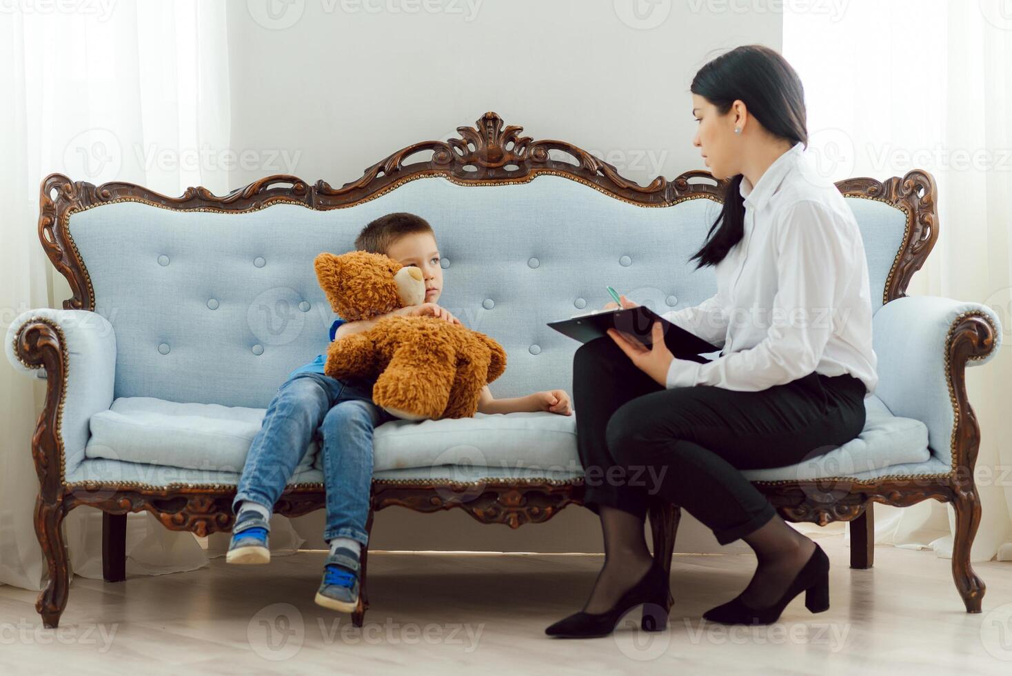 niño psicólogo trabajando con chico en oficina foto