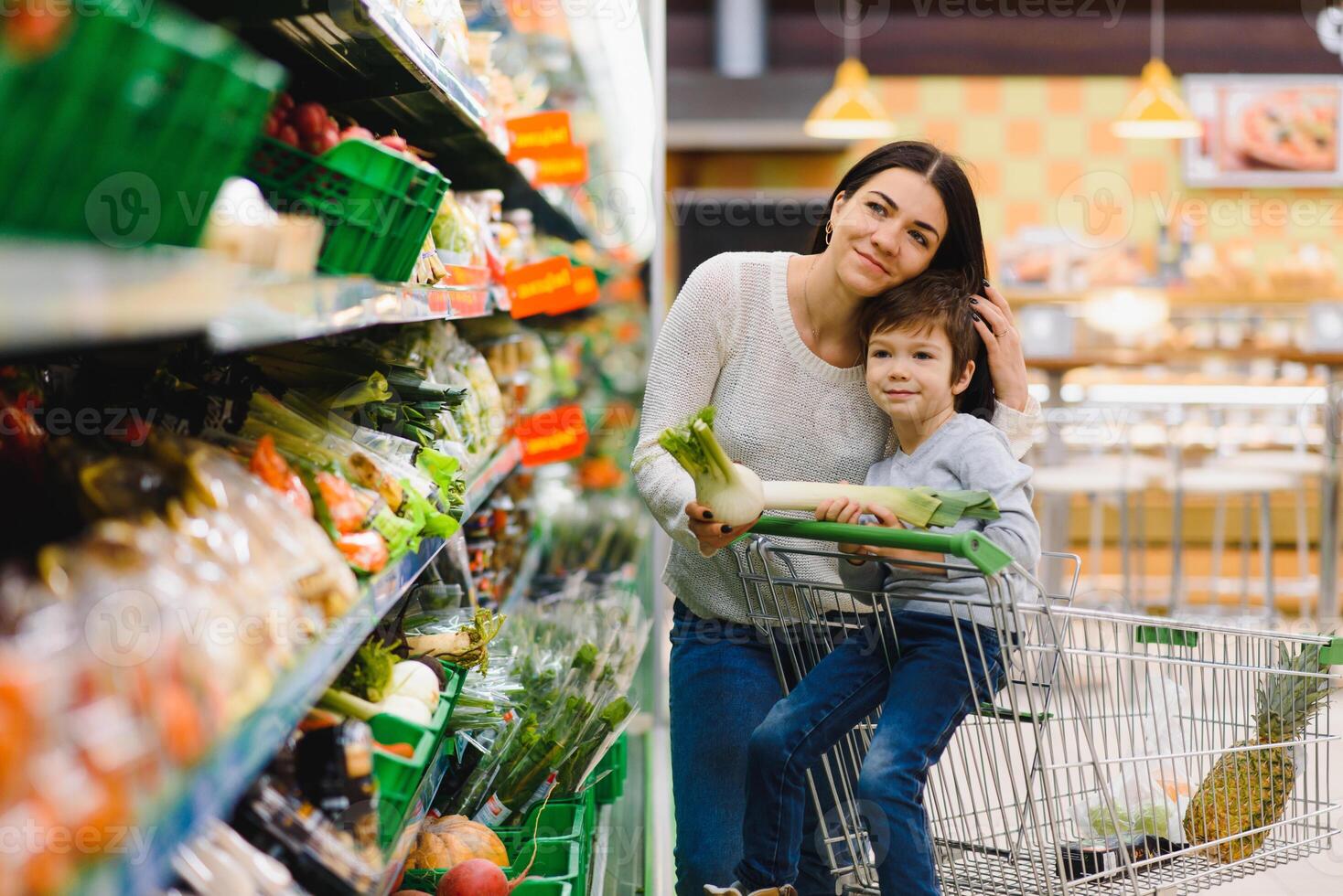 madre y niño compras a agricultores mercado para frutas y vegetales foto