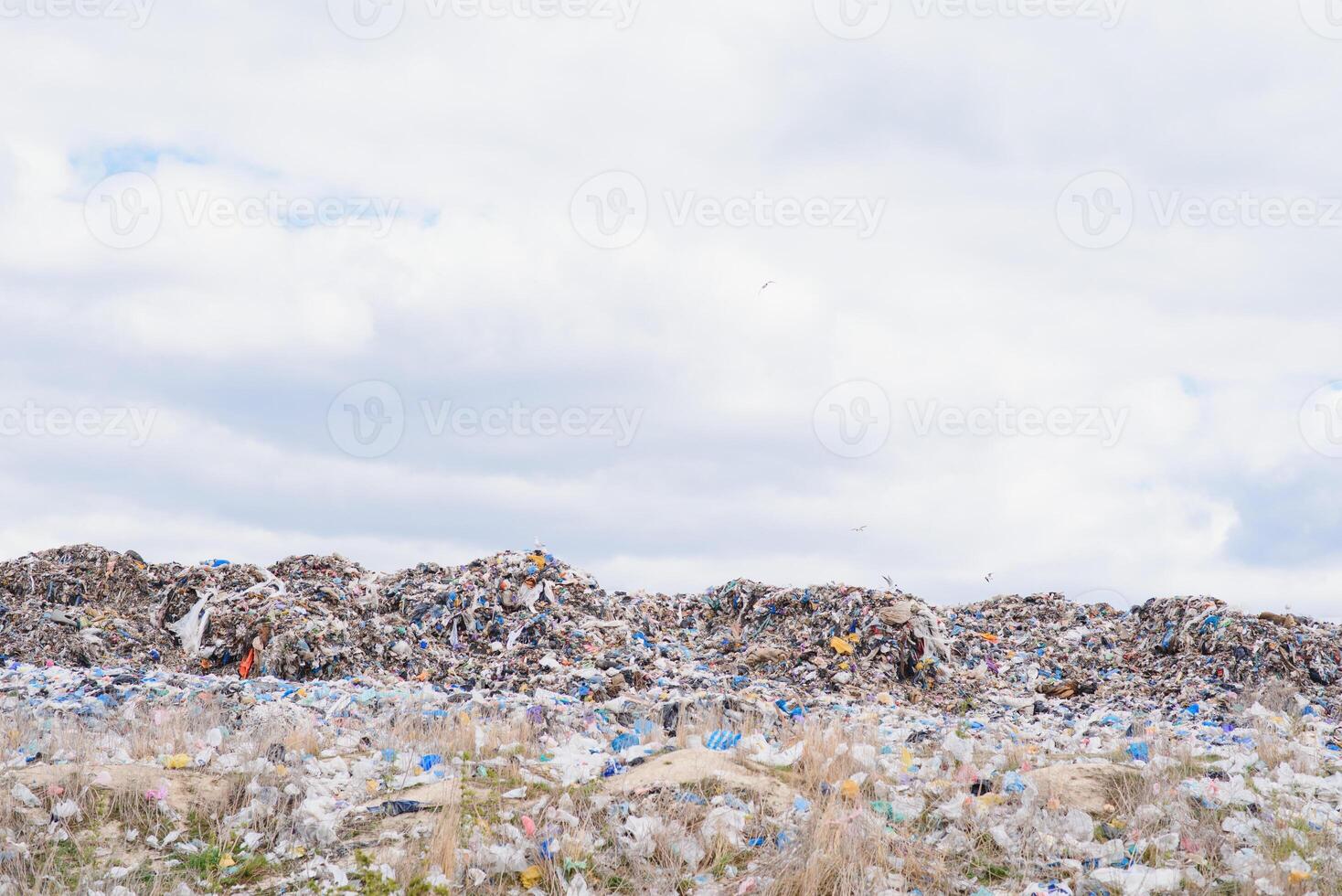 enorme pila de basura en un ciudad tugurio en melancólico día. acuerdo el ambiente limpio. ecológico problemas. foto