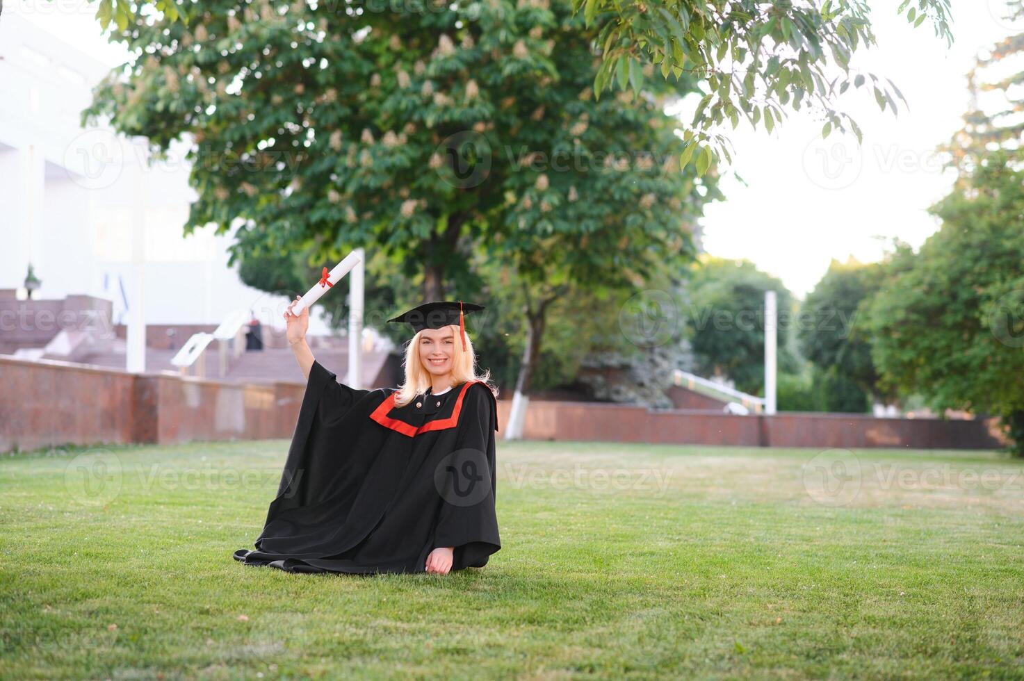 retrato de un contento mujer en su graduación día a universidad. educación y gente. foto