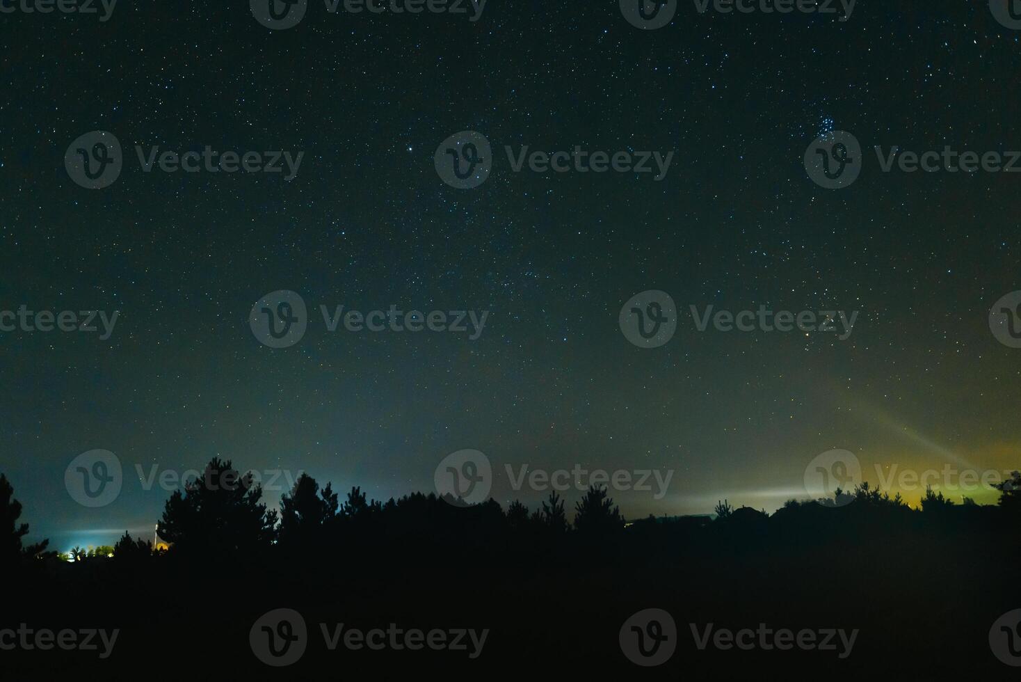 azul oscuro noche cielo con muchos estrellas. espacio antecedentes foto