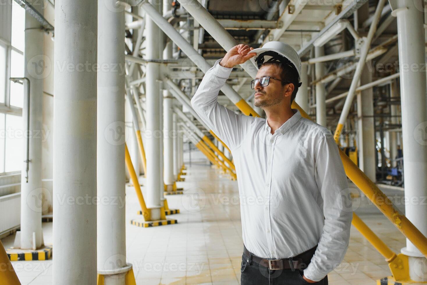 contento masculino industrial técnico dentro un fábrica foto