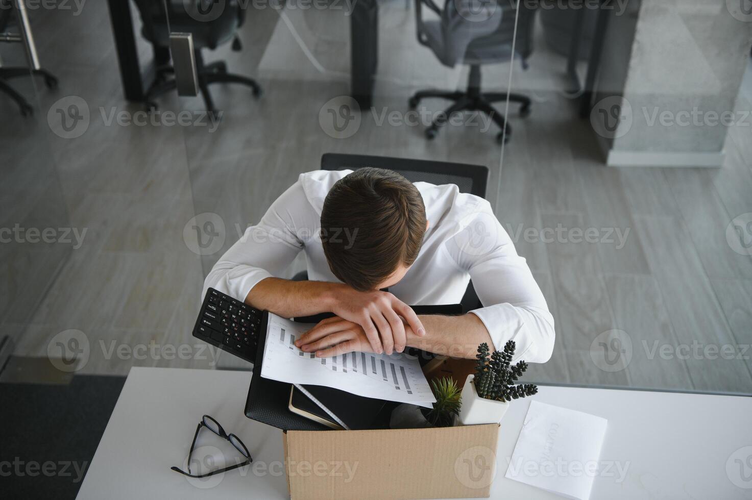 negocio, disparo y trabajo pérdida concepto - despedido masculino oficina trabajador con caja de su personal cosa. foto
