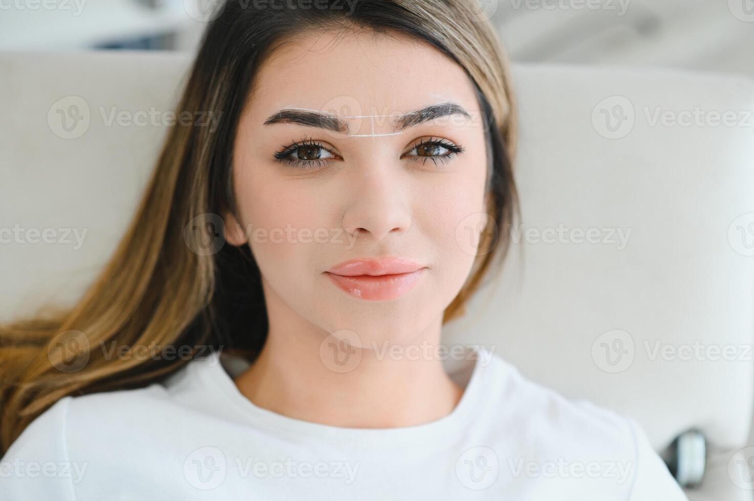 joven mujer durante profesional ceja cartografía procedimiento. foto