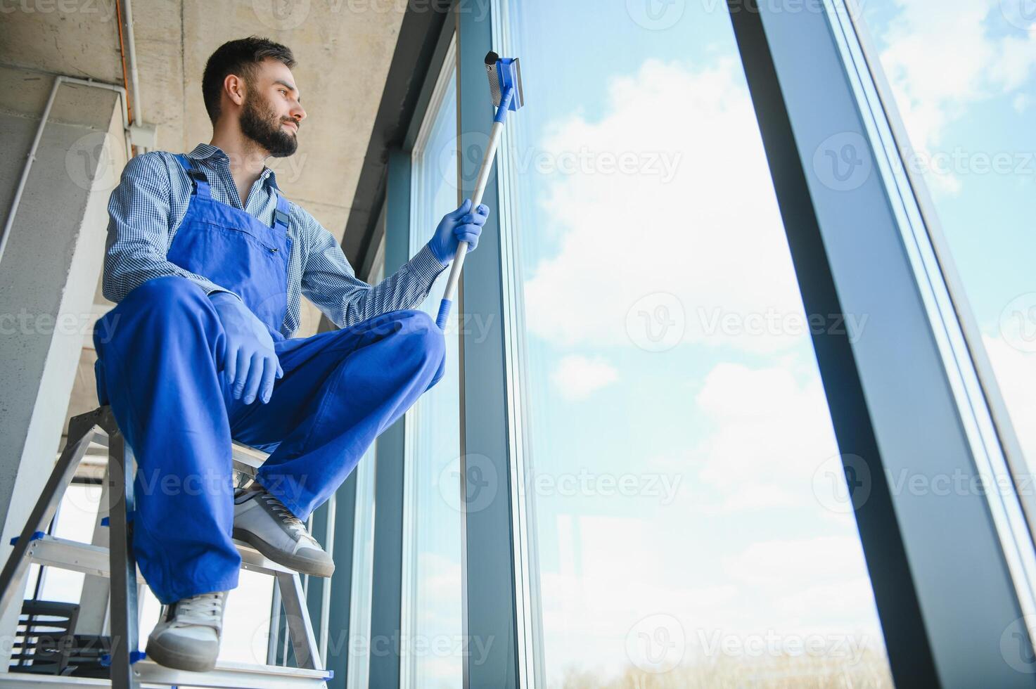 masculino trabajador Lavado ventana vaso. foto