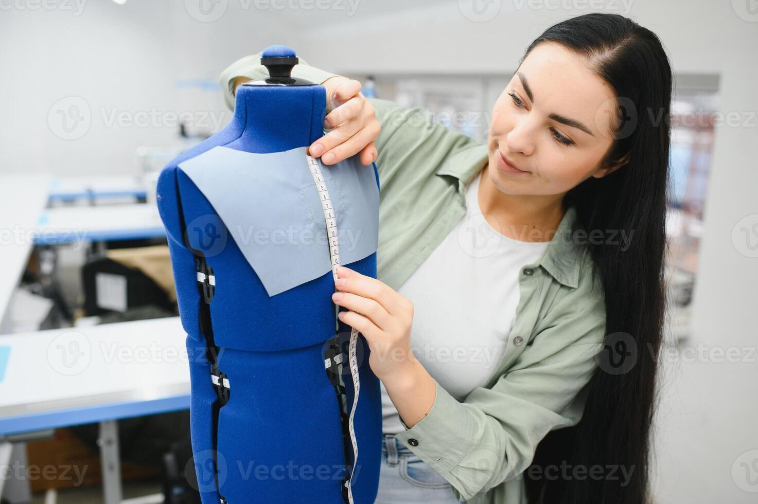 joven mujer trabajando como costurera en ropa fábrica. foto