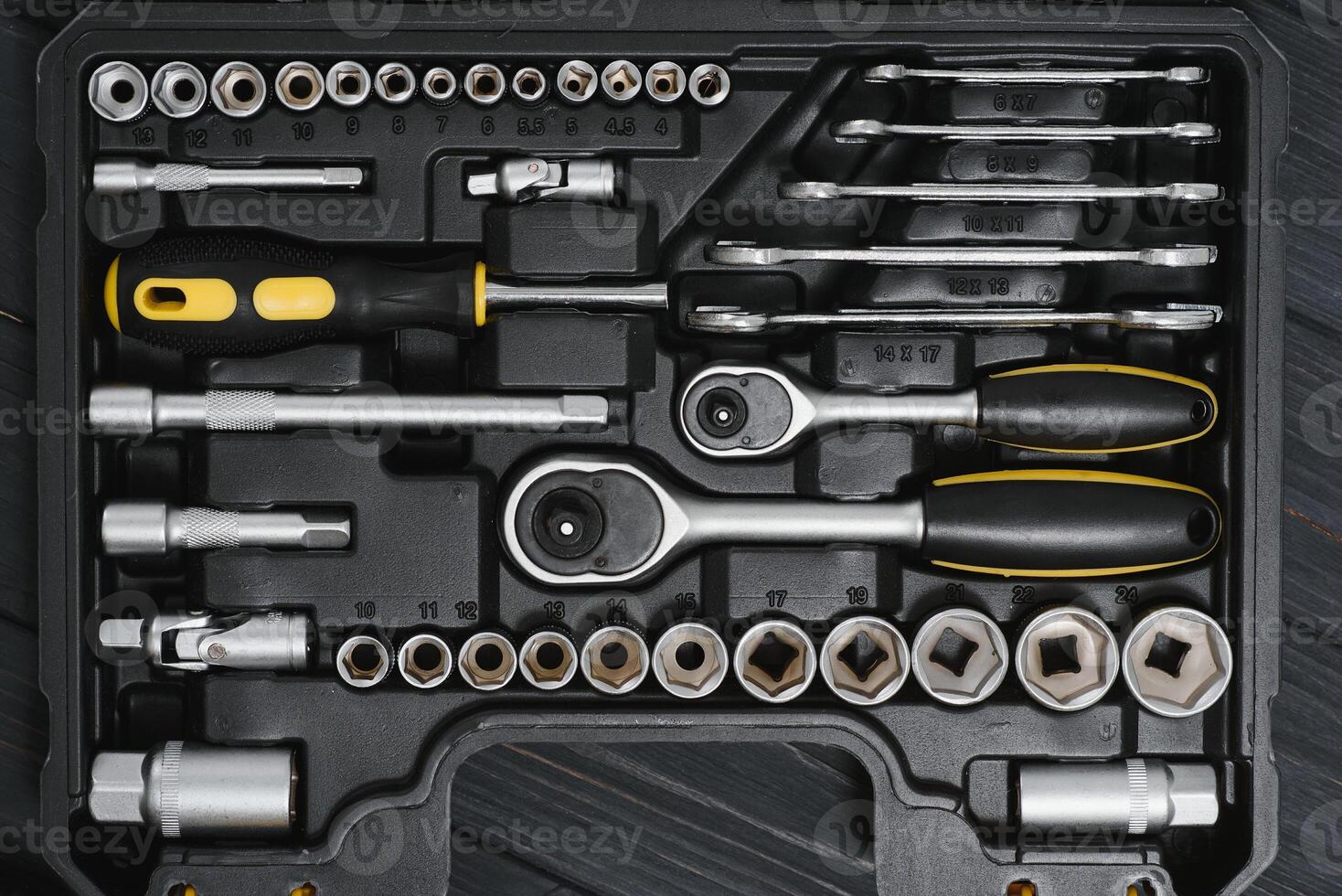 conjunto de herramientas para coche reparar en caja, de cerca. foto