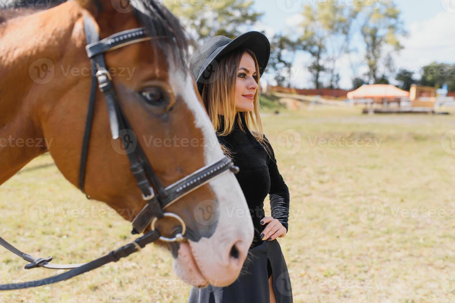 retrato de joven bonito alegre mujer con caballo a verano foto