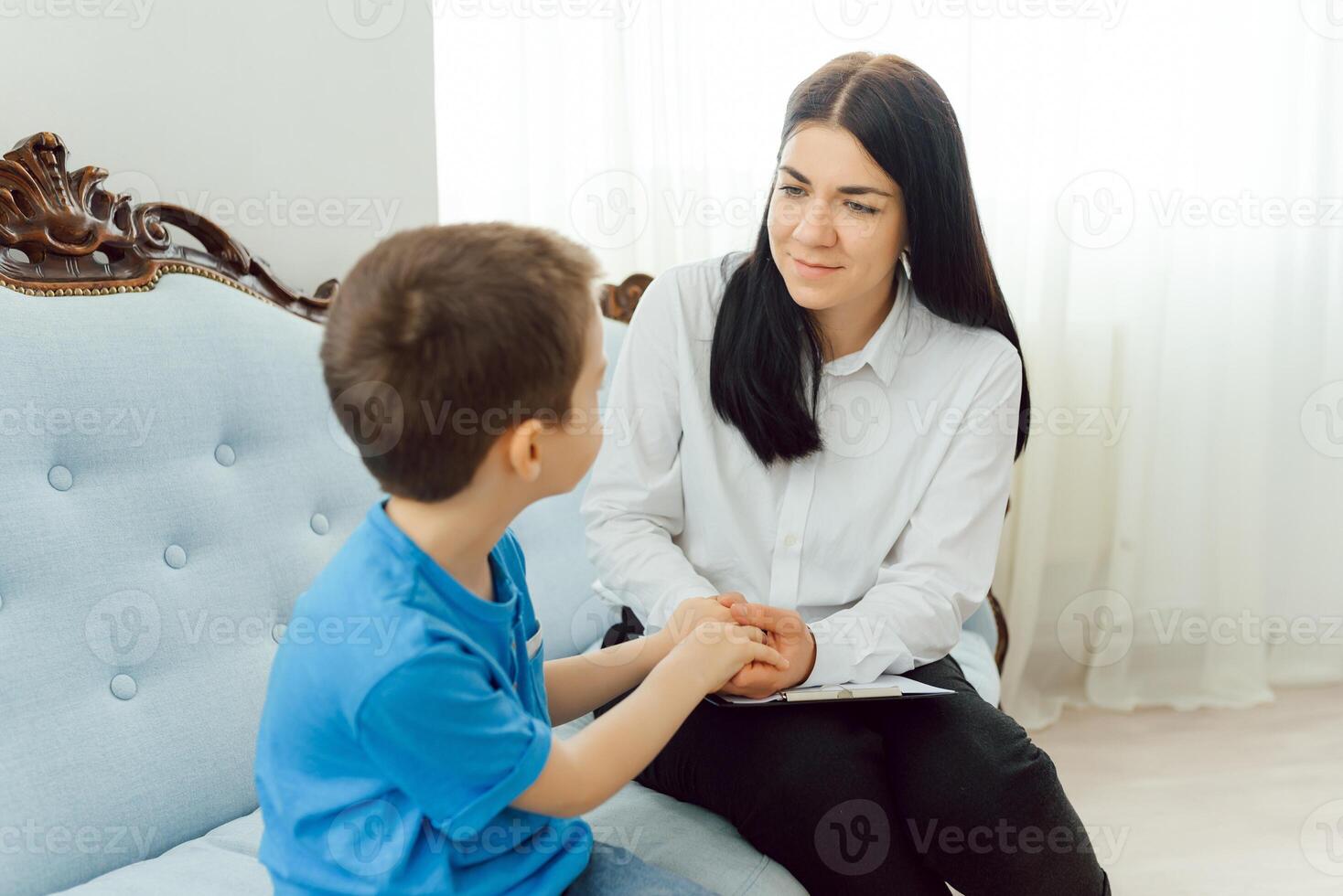 imagen de niño psicólogo trabajando con joven chico en oficina foto