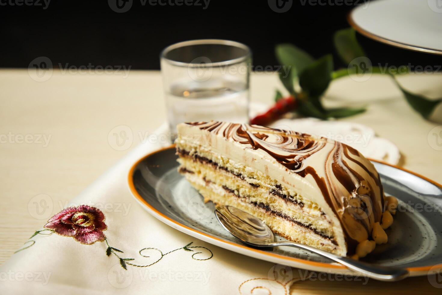 mármol pastel rebanada incluir chocolate, crema, azúcar con cuchillo servido en plato lado ver de café comida foto