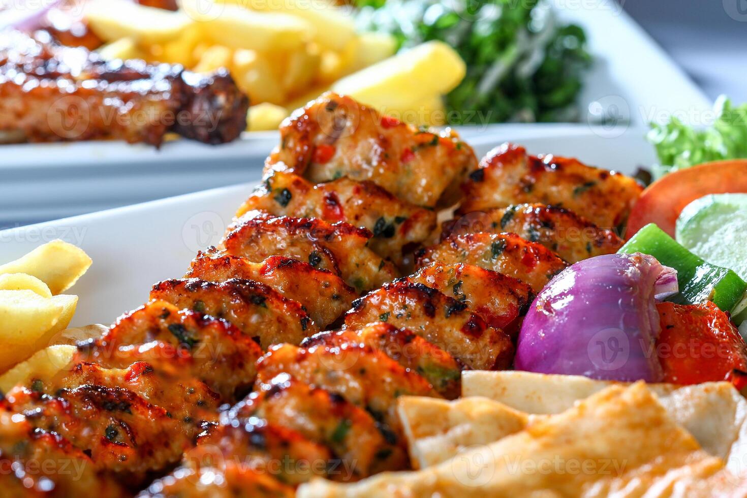 pollo tikka bota brocheta con ensalada y papas fritas servido en plato cerca arriba lado ver de árabe comida foto