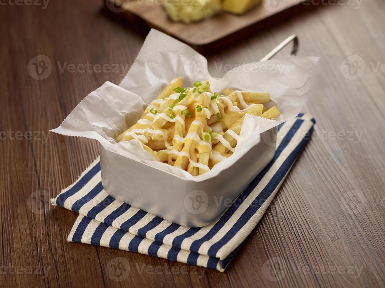 queso patata papas fritas en un plato aislado en servilleta oscuro de madera mesa lado ver Singapur comida foto