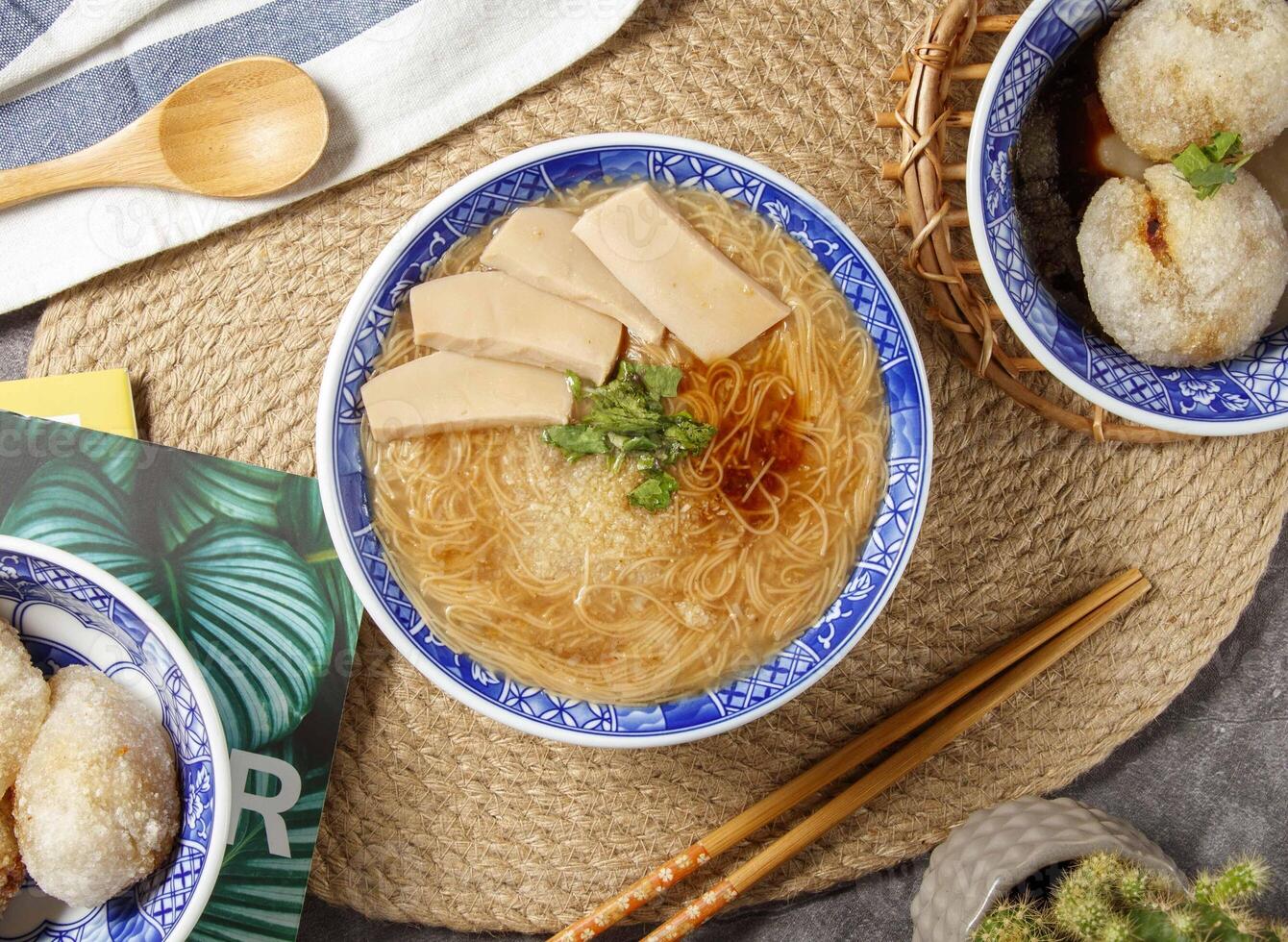abulón yo suá tallarines con palillos y cuchara servido en cuenco aislado en mesa parte superior ver de chino comida foto
