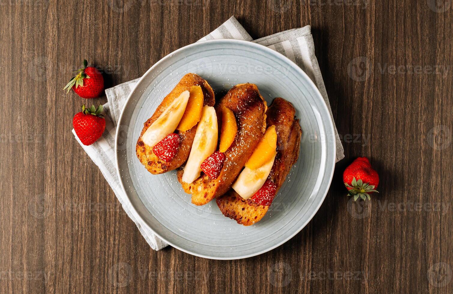 delicioso francés brindis con Fresco fresa Fruta un sano desayuno postres concepto en oscuro madera antecedentes parte superior ver alimento. foto