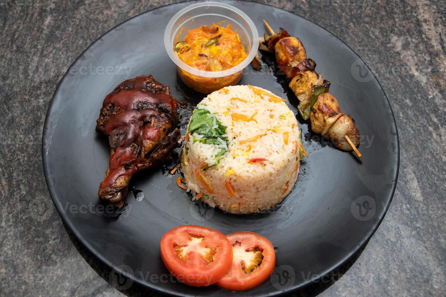 chino comida conjunto menú frito arroz, coreano frito pollo, pollo brocheta y tomate servido en plato aislado en antecedentes parte superior ver de Bangladesh y indio comida foto