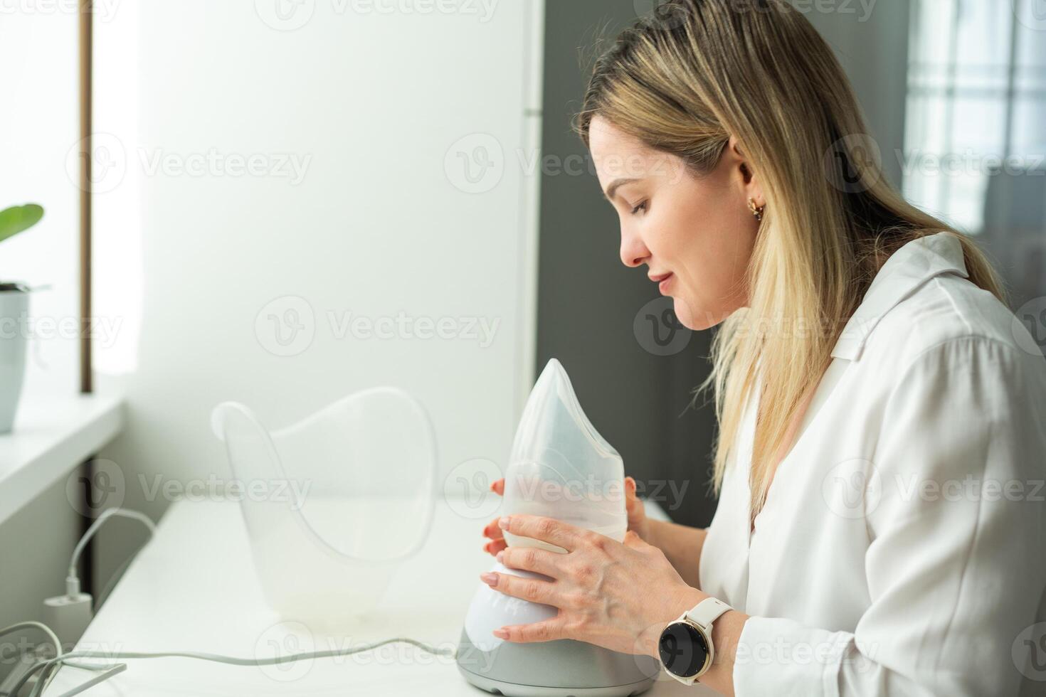 joven mujer haciendo inhalación con un médico vaporizador nebulizador máquina en negro antecedentes foto