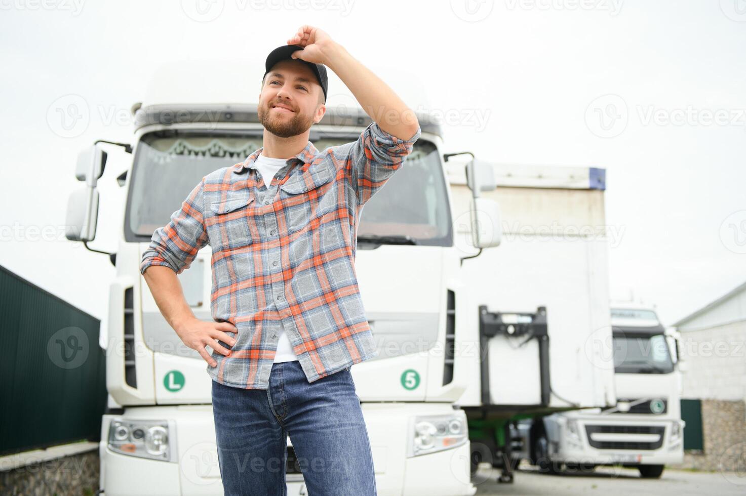 retrato de camionero en pie por su camión Listo para conduciendo. conductor ocupación. transporte servicios foto