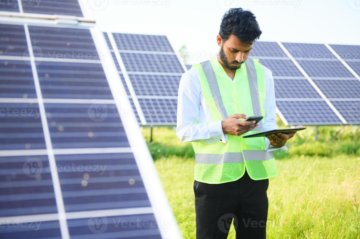 retrato de joven indio masculino ingeniero en pie cerca solar paneles, con claro azul cielo fondo, renovable y limpiar energía. habilidad India, Copiar espacio. foto
