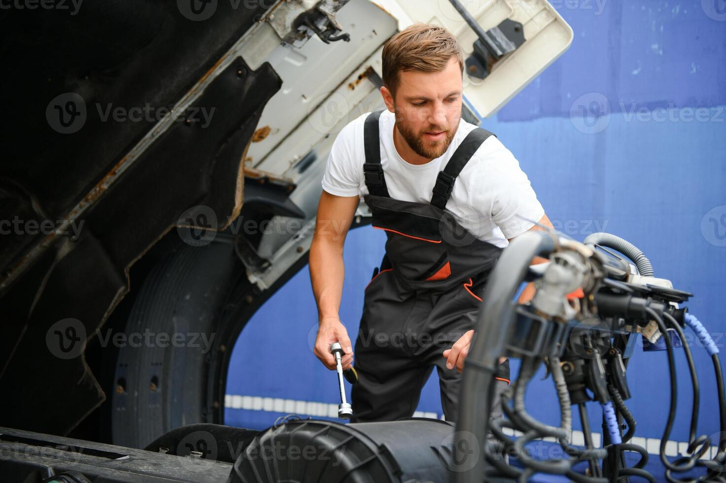 mecánico reparando el camión en servicio. foto