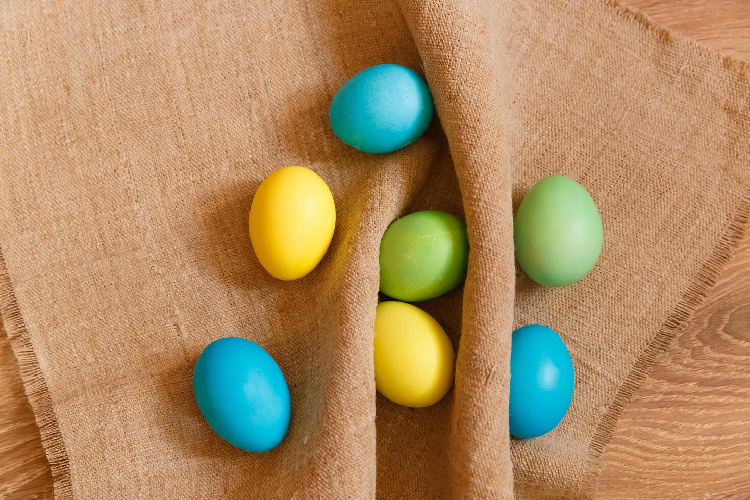 pintar huevos para Pascua de Resurrección, brillante Pascua de Resurrección día festivo, niños pintar huevos, de colores huevos en un cesta, de colores huevos en un pararse, fiesta antecedentes foto