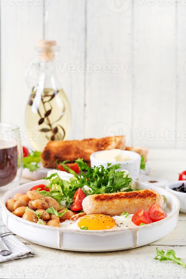 Inglés desayuno. ceto desayuno. frito huevo, frijoles, pollo salchicha y café taza. foto