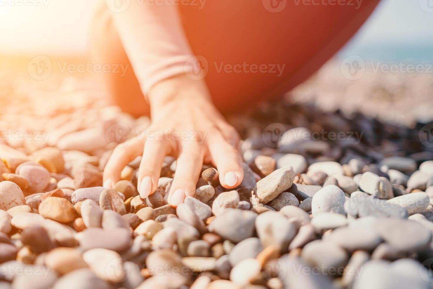 medio Envejecido bien mirando mujer con negro cabello, aptitud instructor en polainas y tapas haciendo extensión y pilates en yoga estera cerca el mar. hembra aptitud yoga rutina concepto. sano estilo de vida foto