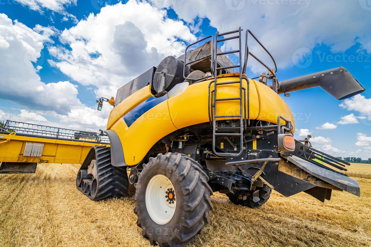 grande ver en amarillo combinar. especial técnica en campo. moderno maquinaria en oro trigo. foto