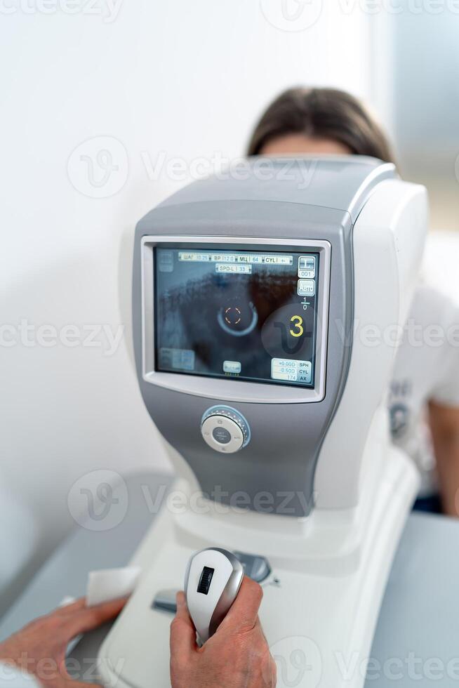 moderno oftalmología clínica. herramientas para comprobación el ojo visión y ojo salud. foto