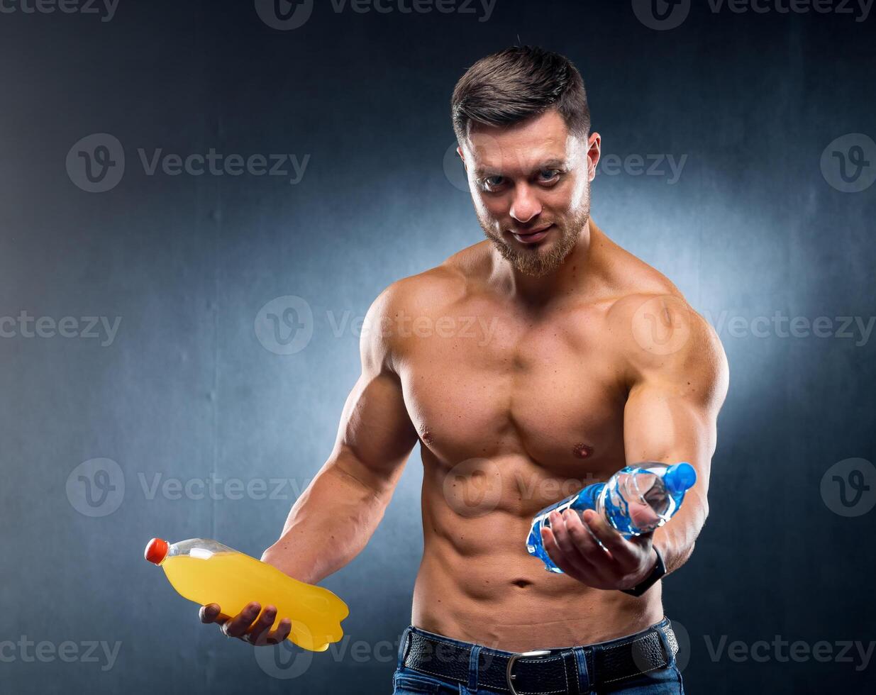 atleta participación un botella de agua y soda. elegir Entre sano y perjudicial beber. retrato. de cerca foto