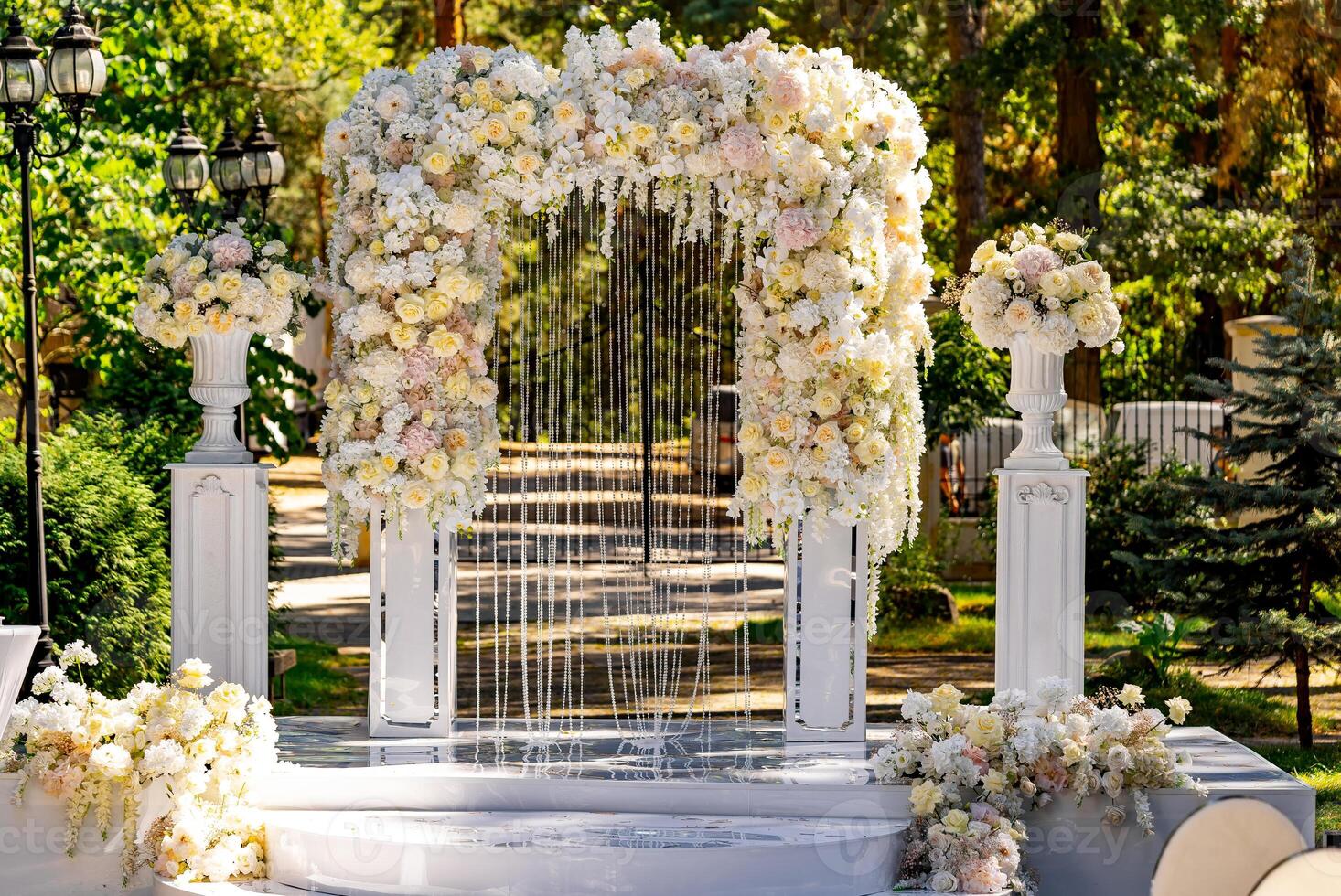 Boda arco con flores arreglado en parque para un Boda ceremonia. oferta arco para celebracion. foto