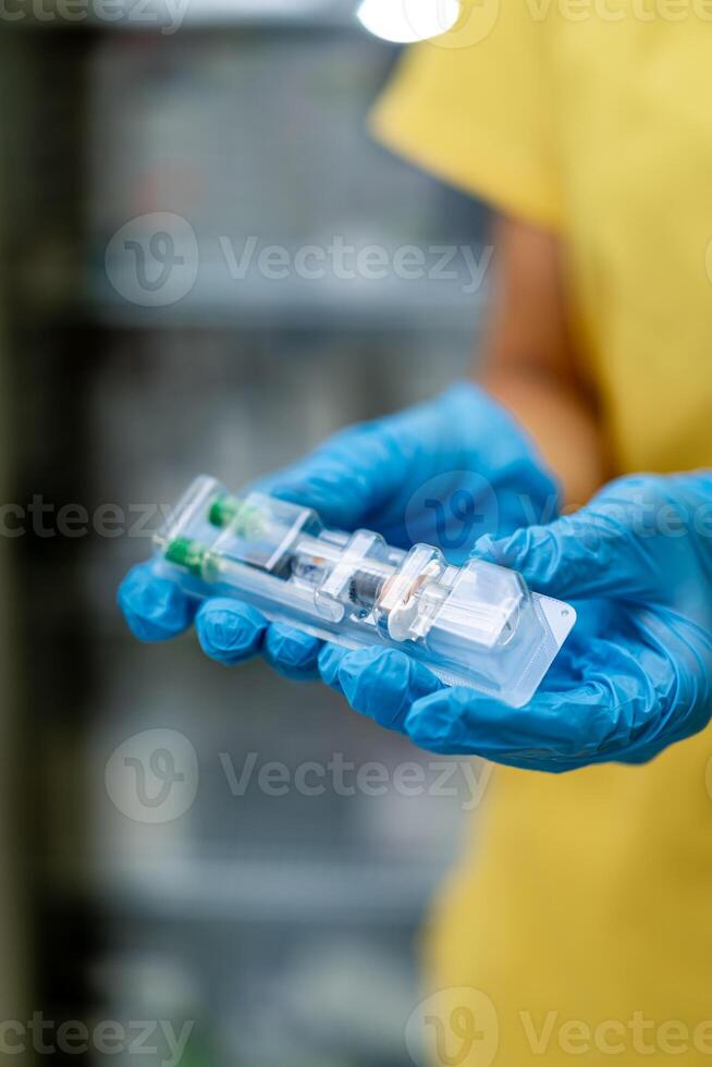 jeringuilla, médico inyección en mano. foto