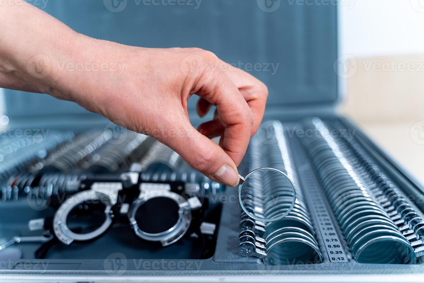 conjunto de correctivo lentes. ojo prueba lentes colocar. oftalmología concepto. mano participación lentes. foto