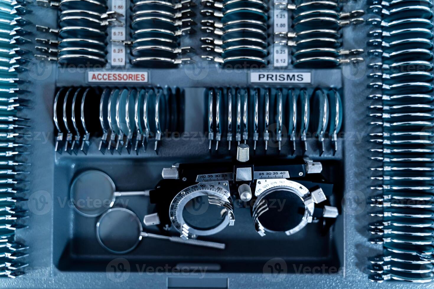 oftalmología concepto. el platos Contiene cóncavo lentes, convexo lentes, cilíndrico lente para medición vista. parte superior vista. foto