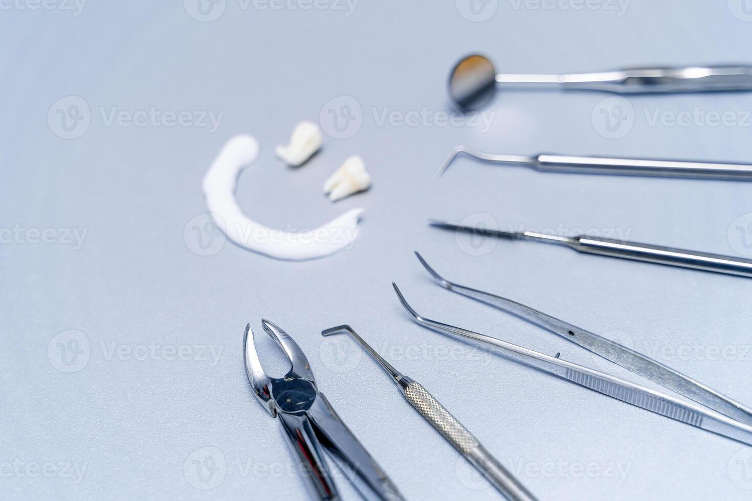 dentadura y dental instrumentos individual dental tratamiento. metal estomatología instrumentos foto