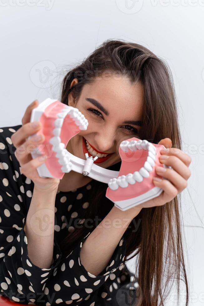 abrió el plastico mandíbula. rugido signo. gracioso emociones de un muchacha. el plastico mandíbula en frente vista. riendo morena en el antecedentes. foto