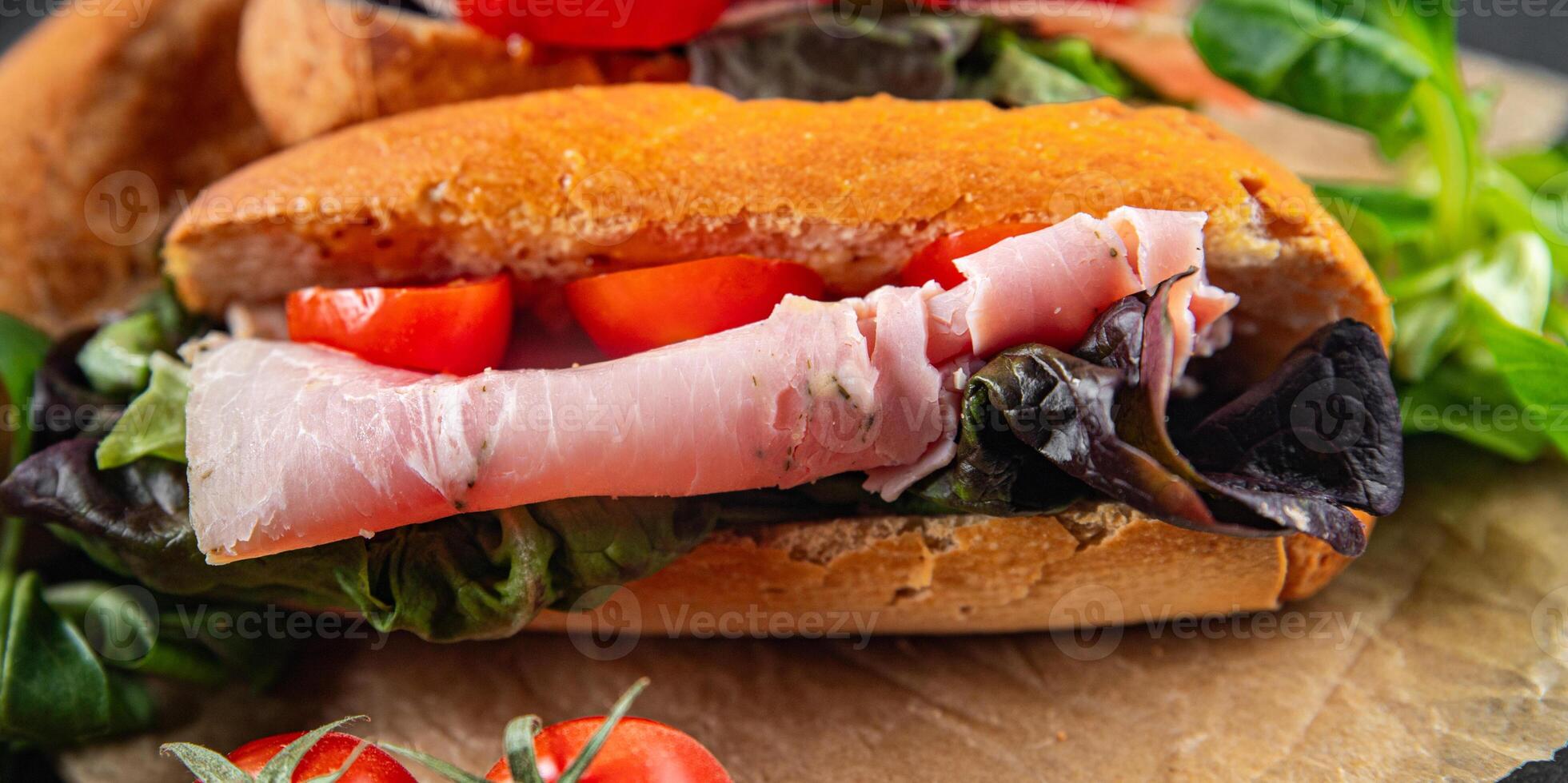 emparedado jamón, tomate, verde lechuga sano comiendo Cocinando aperitivo comida comida bocadillo en el mesa Copiar espacio comida antecedentes rústico parte superior ver foto