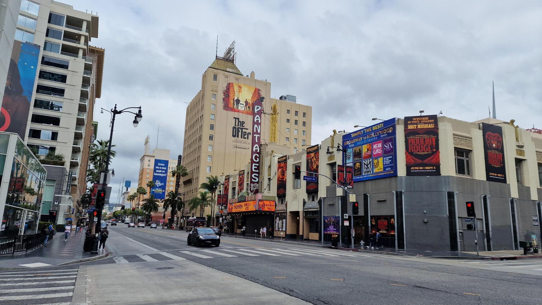 caminando a lo largo el caminar de fama y hollywood bulevar en los angeles foto