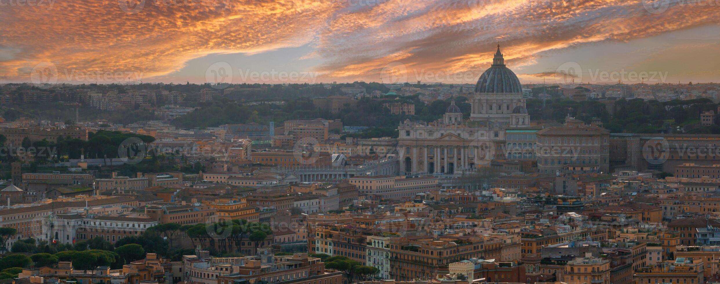 aéreo ver de Roma a oscuridad con S t. de pedro basílica dominante el horizonte foto
