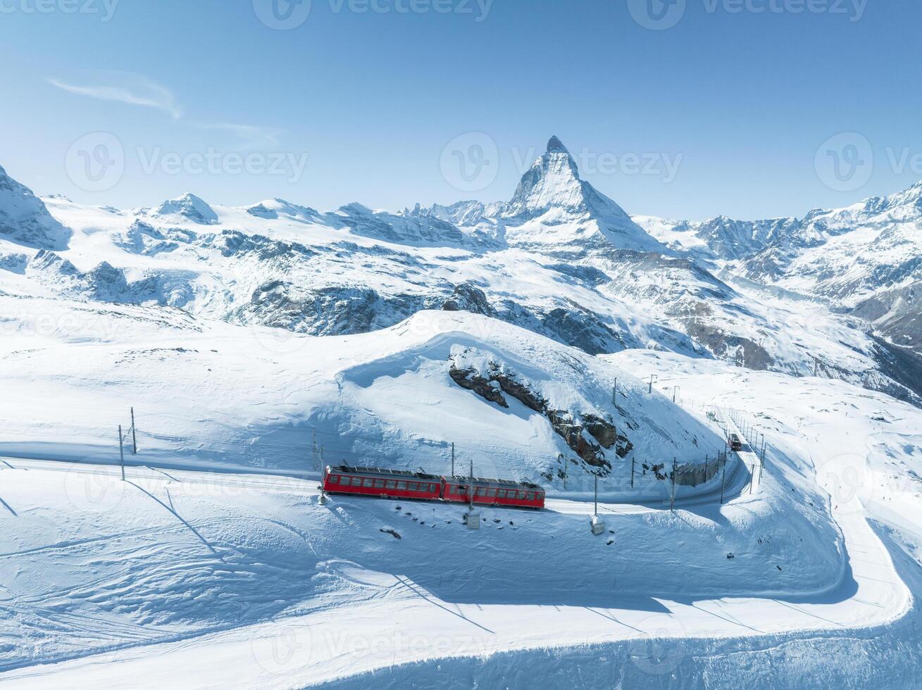 aéreo ver de zermatt esquí recurso con rojo tren y cervino, Suiza foto