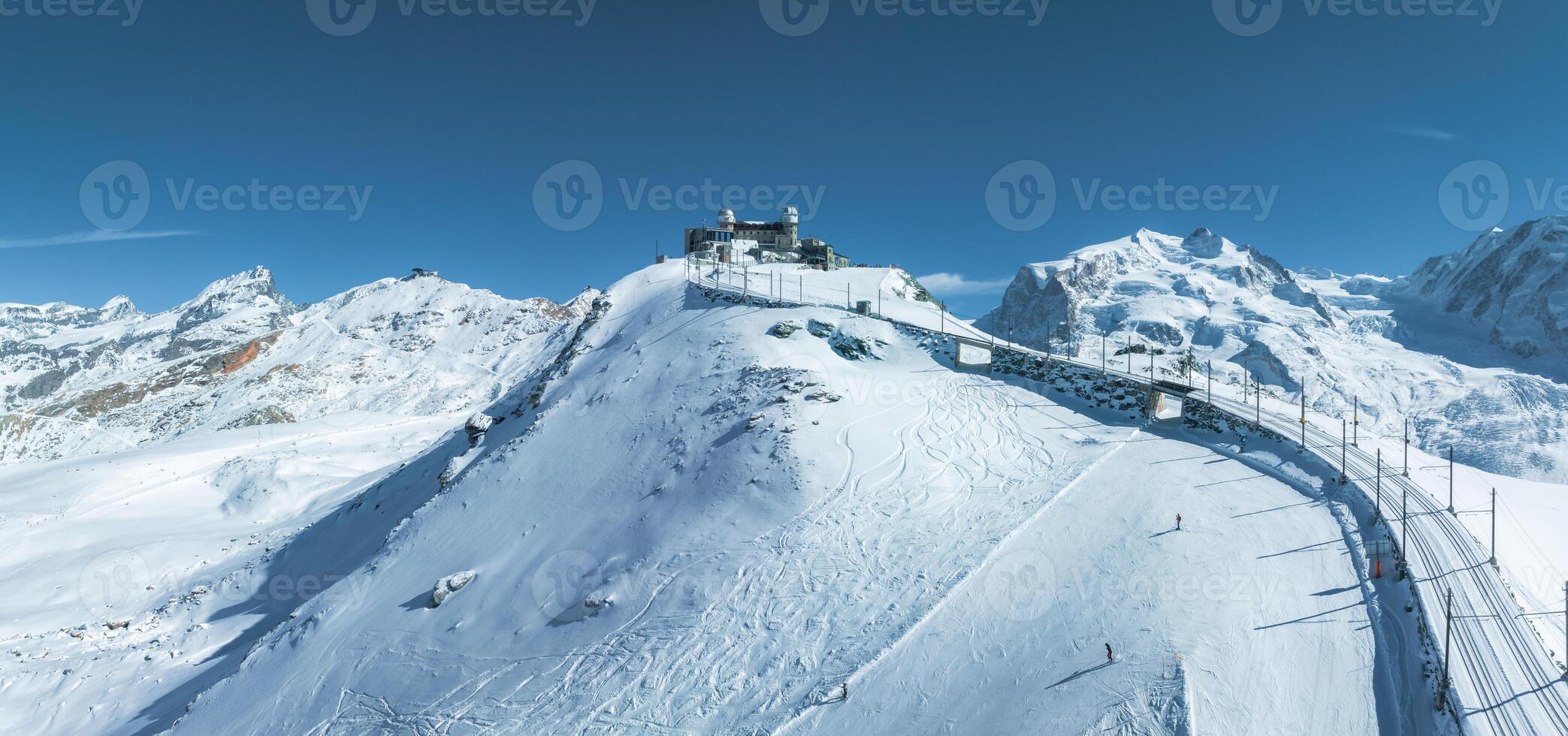 aéreo ver de zermatt esquí complejo, Suiza con tren y esquiadores foto