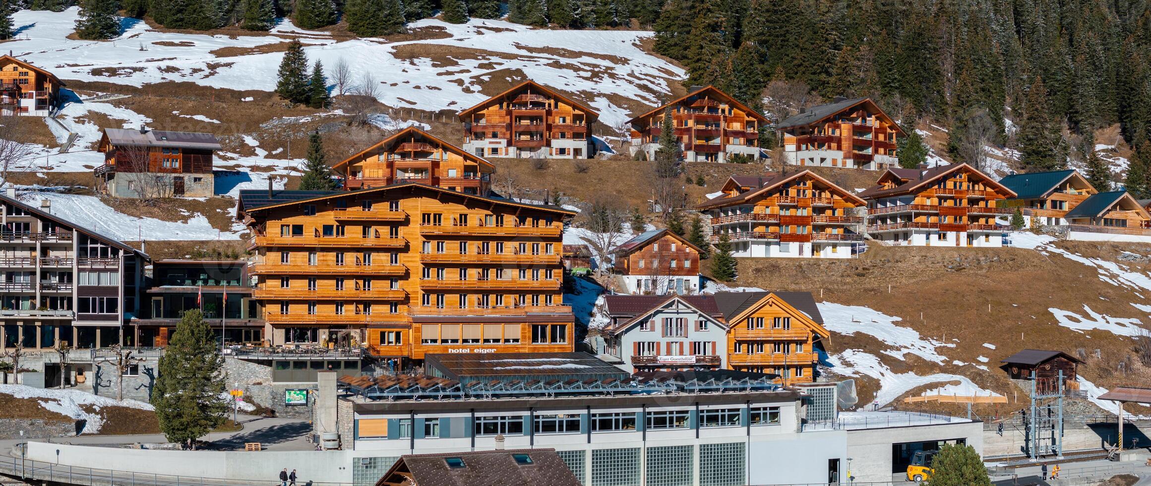 panorámico ver de Murren, Suiza chalet estilo edificios y hotel eiger foto