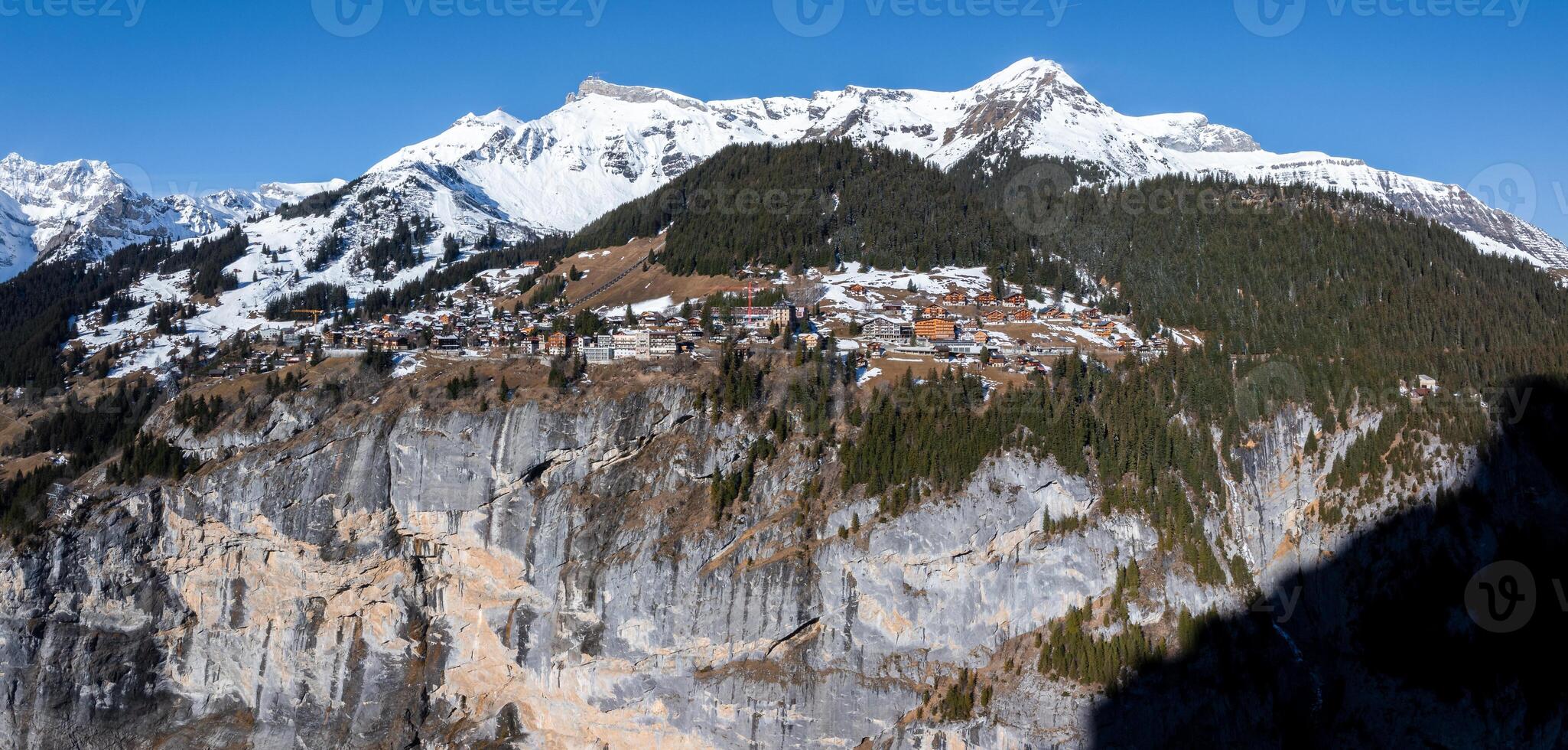 aéreo ver de Murren, Suiza alpino pueblo en medio de nieve tapado montañas foto