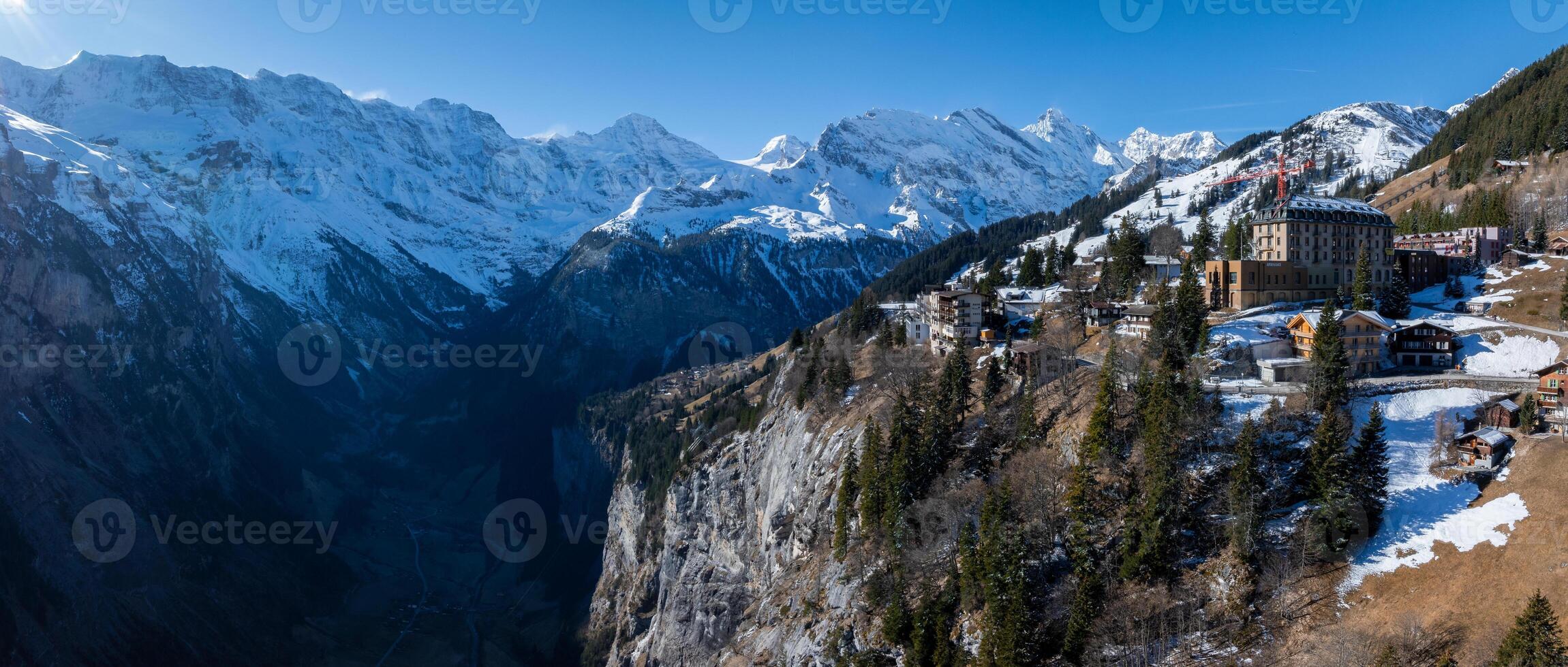 aéreo ver de Murren, Suiza alpino picos y chalet pueblo en primavera foto