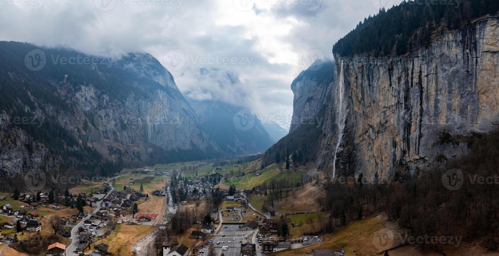 aéreo ver de Murren, Suiza chalets y montañas en niebla foto