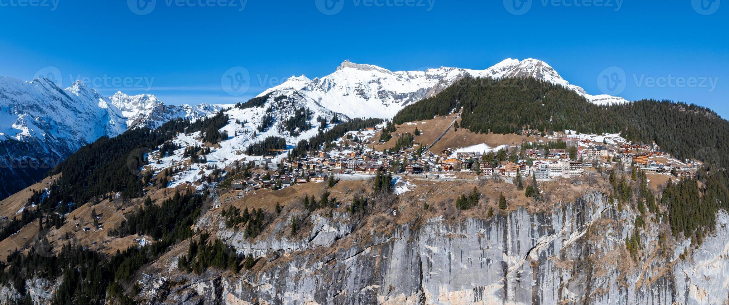 aéreo ver de Murren, Suiza en medio de nieve tapado montañas y acantilados foto