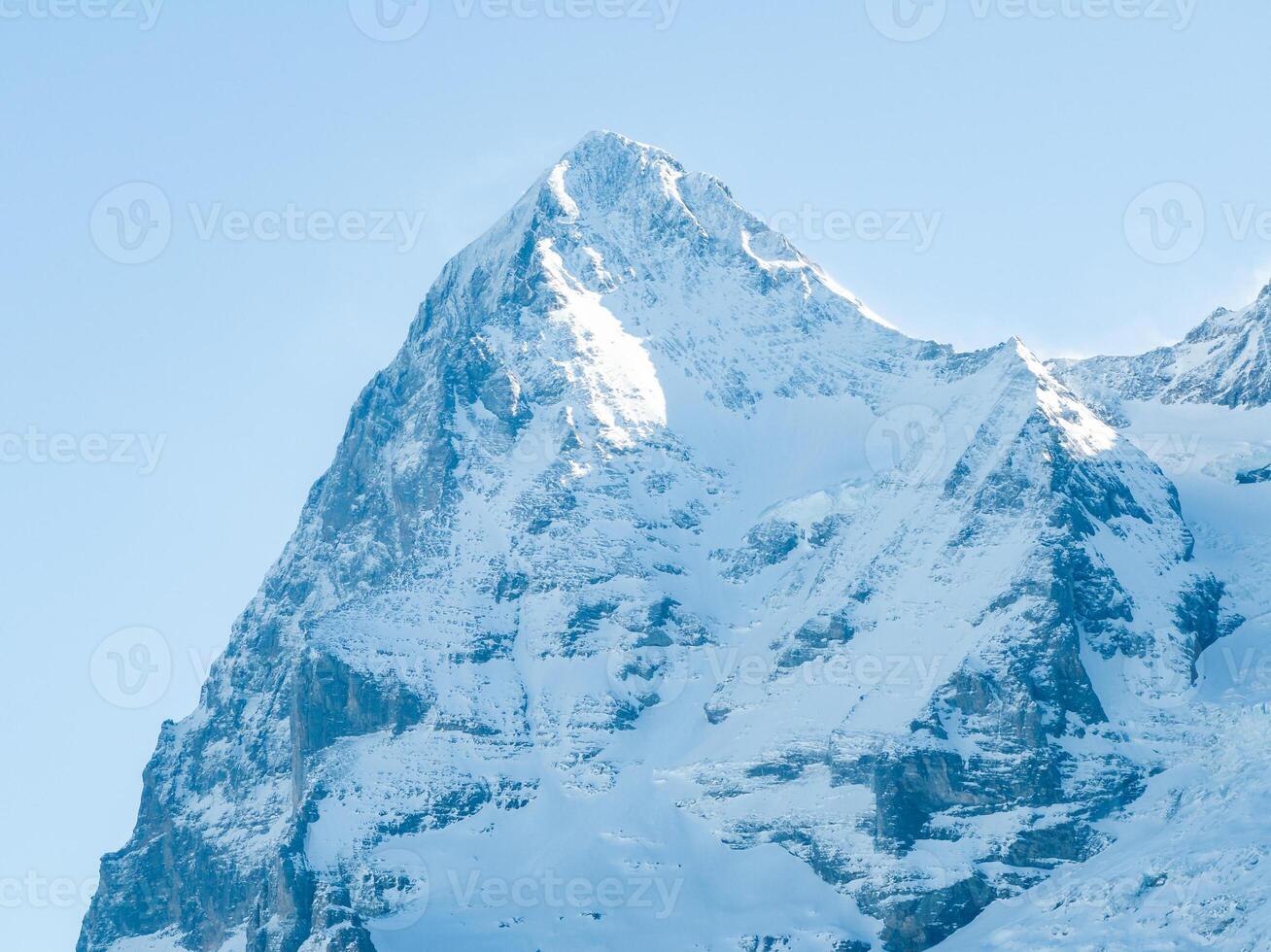 majestuoso nieve cubierto montaña pico en el suizo Alpes cerca Murren foto