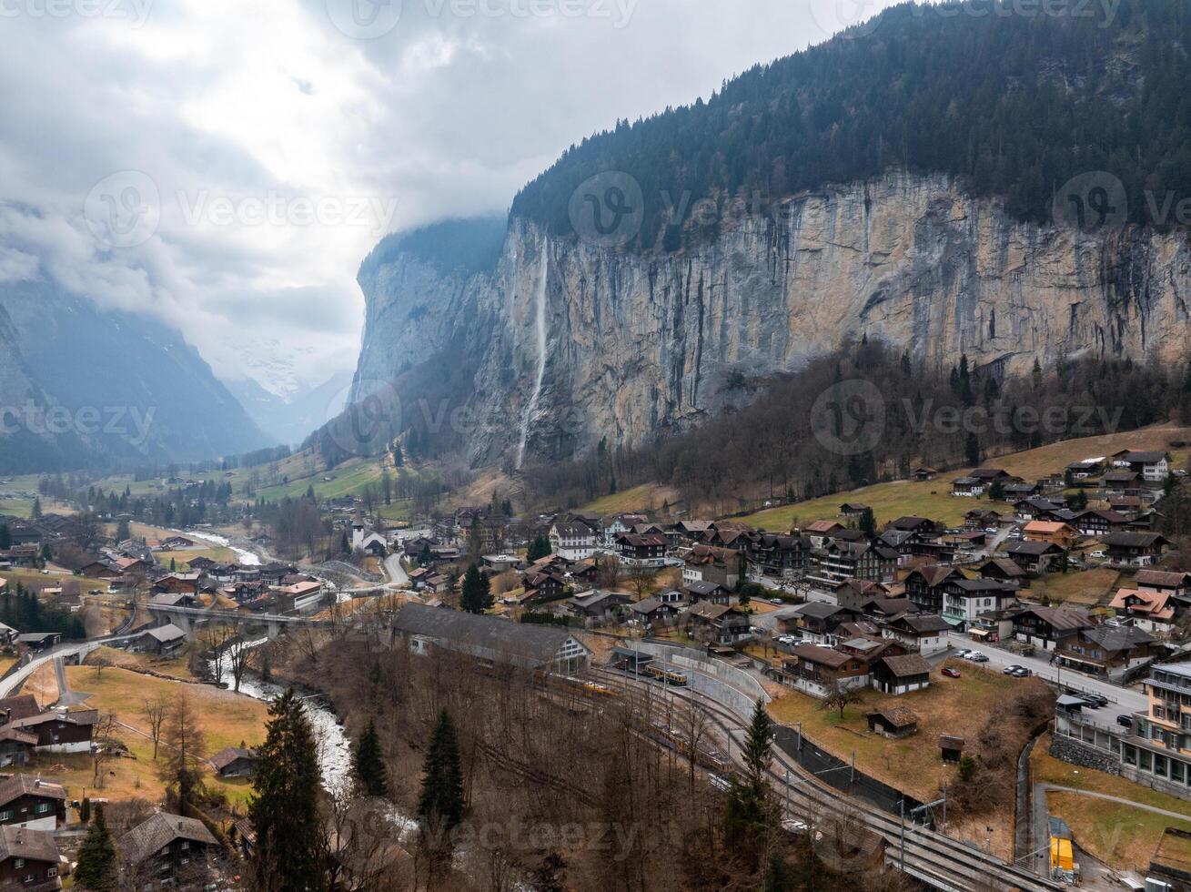 aéreo ver de Murren, Suiza tranquilo pueblo en medio de Nevado acantilados y valles foto