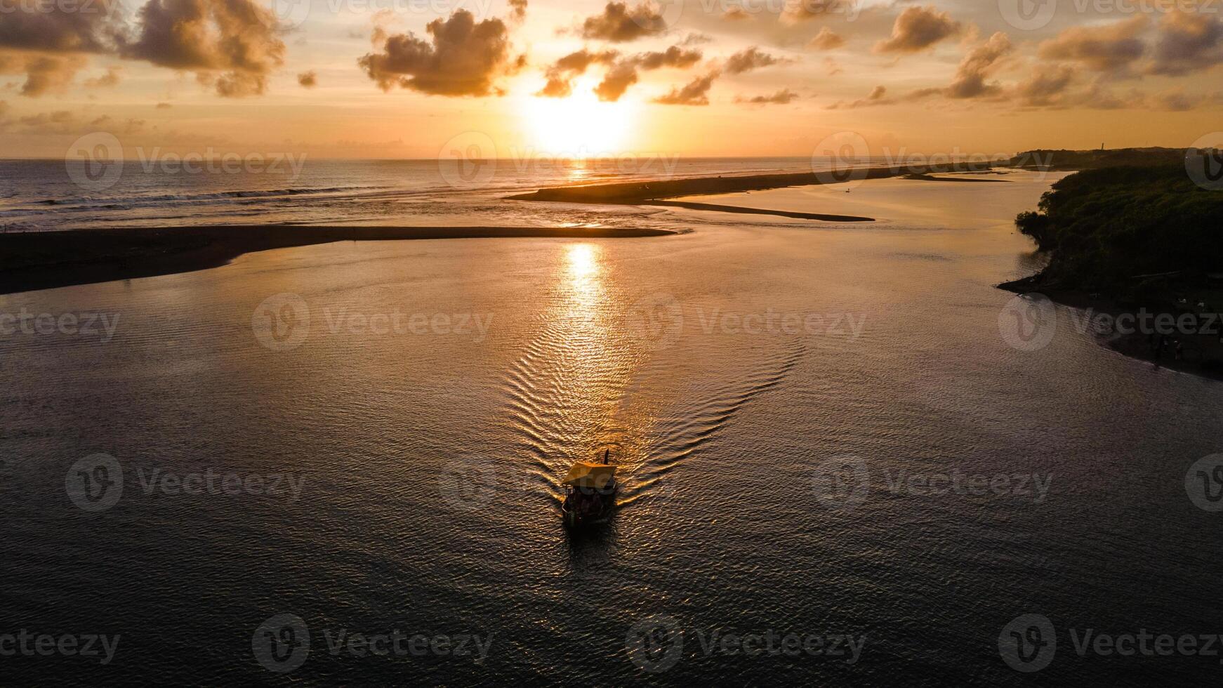 el aéreo vista, el barcos navegación en el laguna a puesta de sol mira muy hermosa. foto